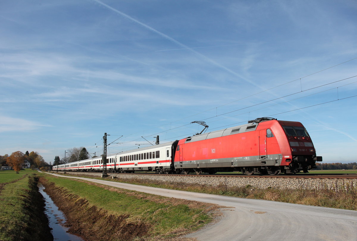 101 067-7 auf dem Weg nach Salzburg am 1. November 2016 bei �bersee am Chiemsee.