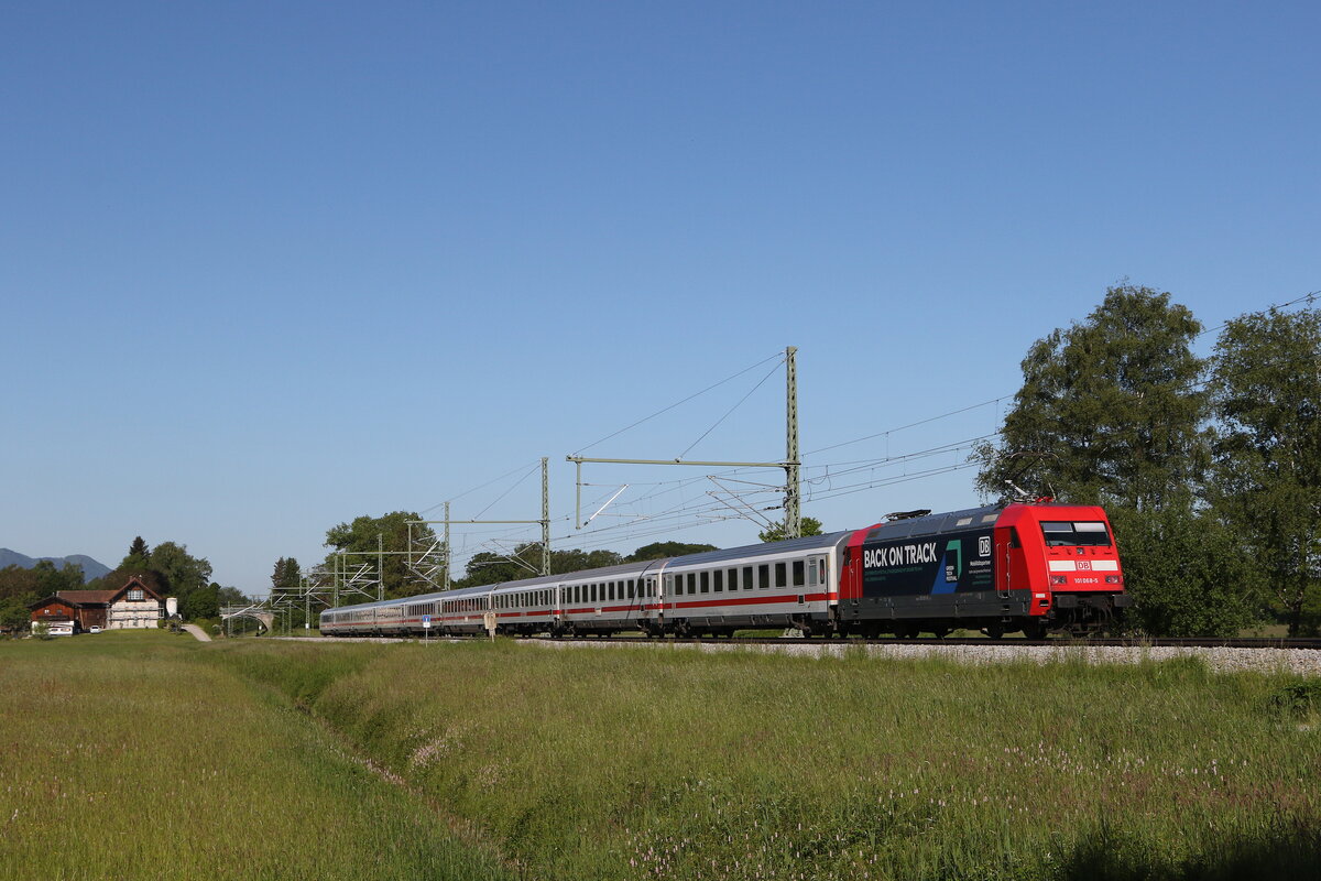 101 068 war am 31. Mai 2021 bei �bersee am Chiemsee schiebend in Richtung M�nchen unterwegs.