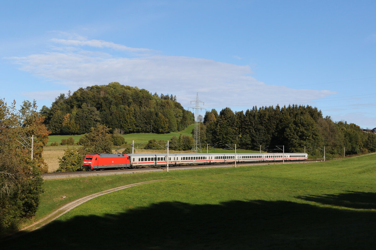 101 075 mit dem  IC K�nigssee  aus Freilassing kommend am 7. Oktober 2024 bei Axdorf.