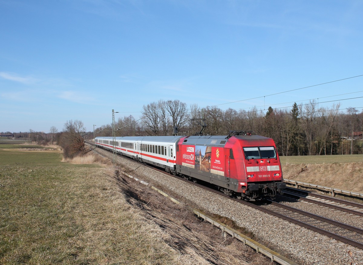 101 080-0 ist mit dem IC  K�nigssee  am 7. M�rz 2015 bei Hilperting auf dem Weg nach Berchtesgaden.