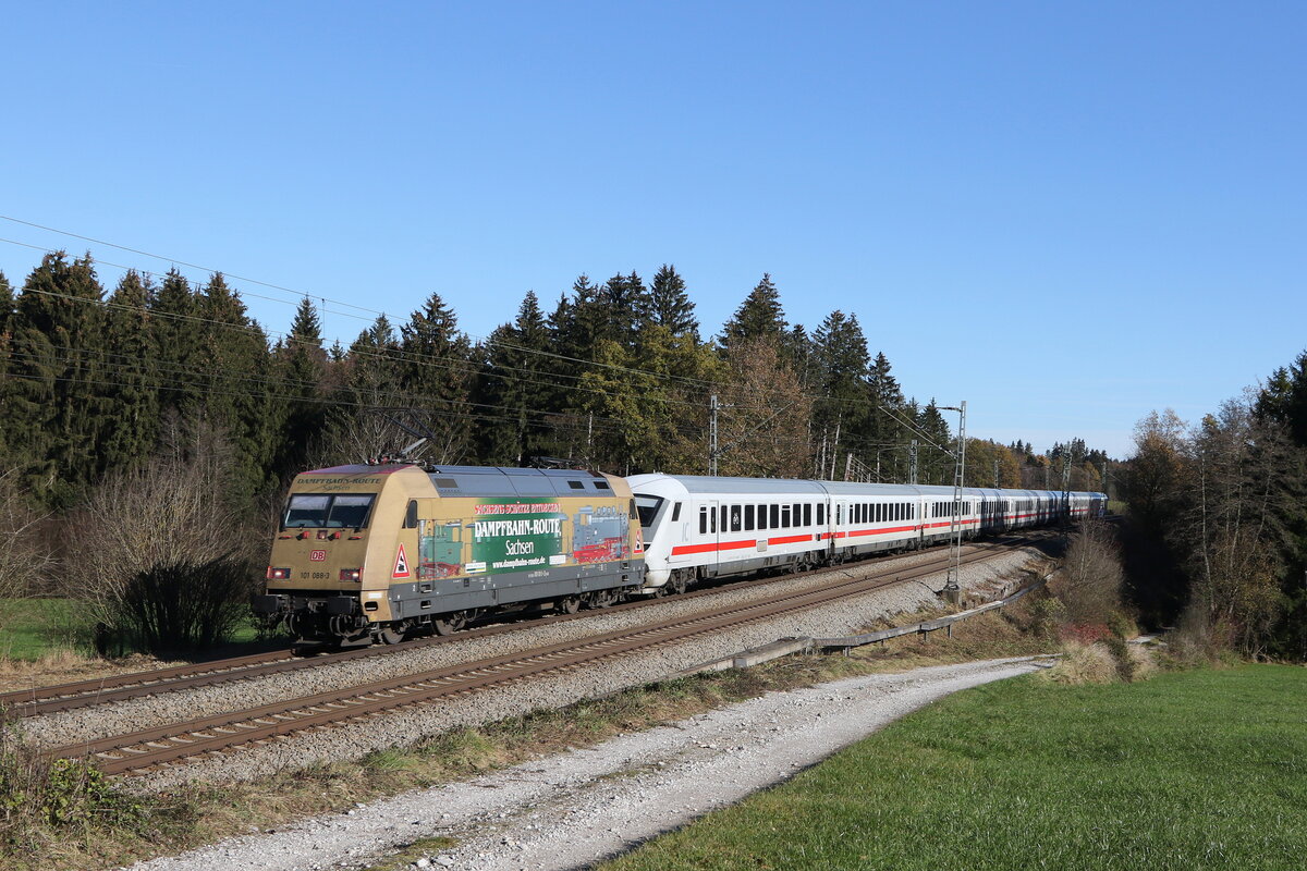 101 088  Dampfbahn Route Sachsen  vor einem defekten Steuerwagen aus Freilassing kommend am 15. November 2022 bei Grabenst�tt im Chiemgau.