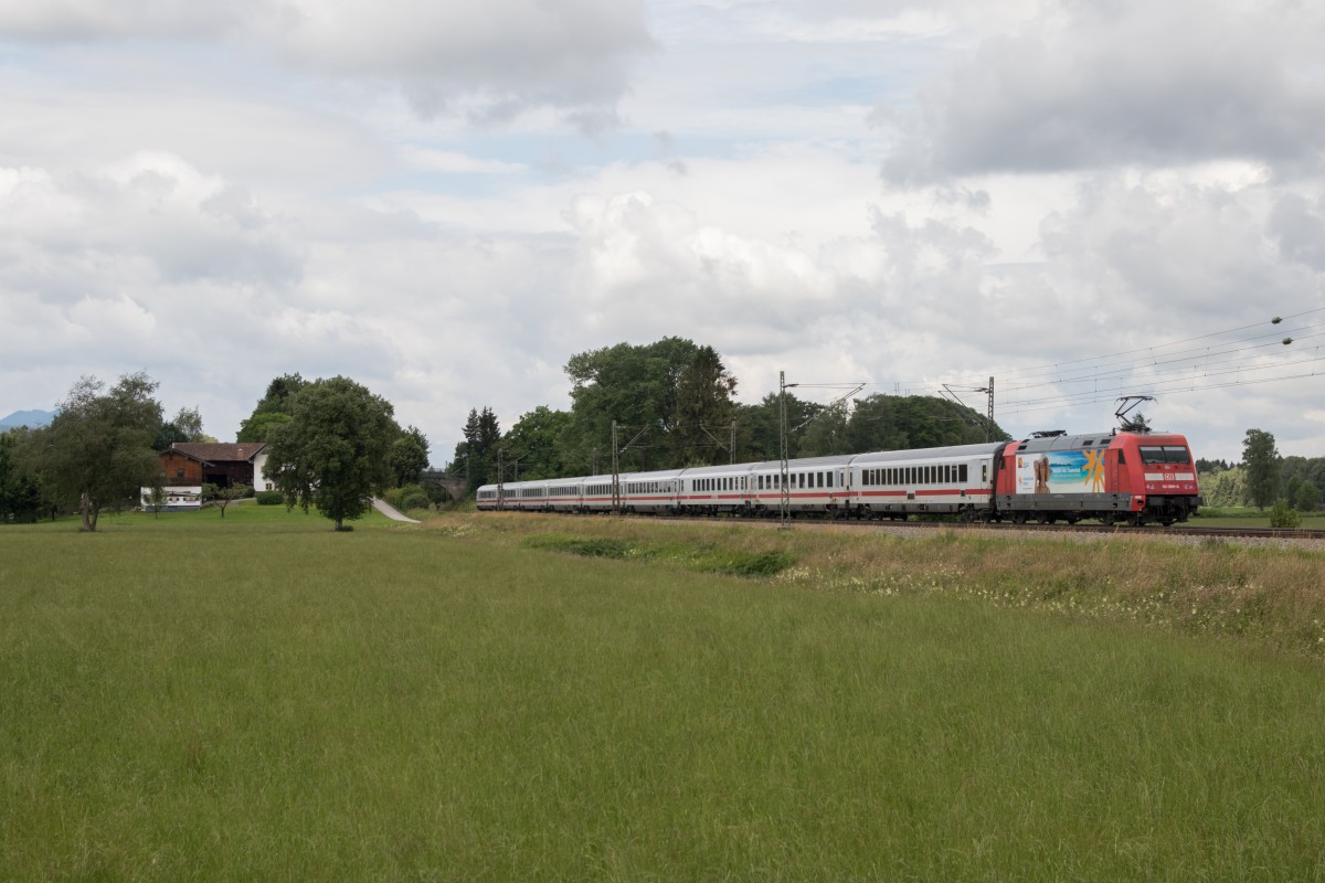 101 099-0 an einem EC, wirbt derzeit f�r  Zypern . Aufgenommen am 21. Juni 2015 bei �bersee am Chiemsee.