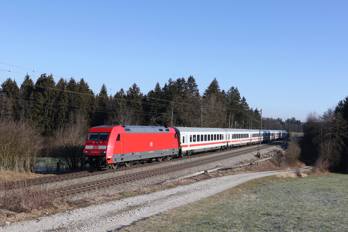 101 099 mit dem  IC K�nigssee  aus Freilassing kommend am 8. Februar 2023 bei Sossau.