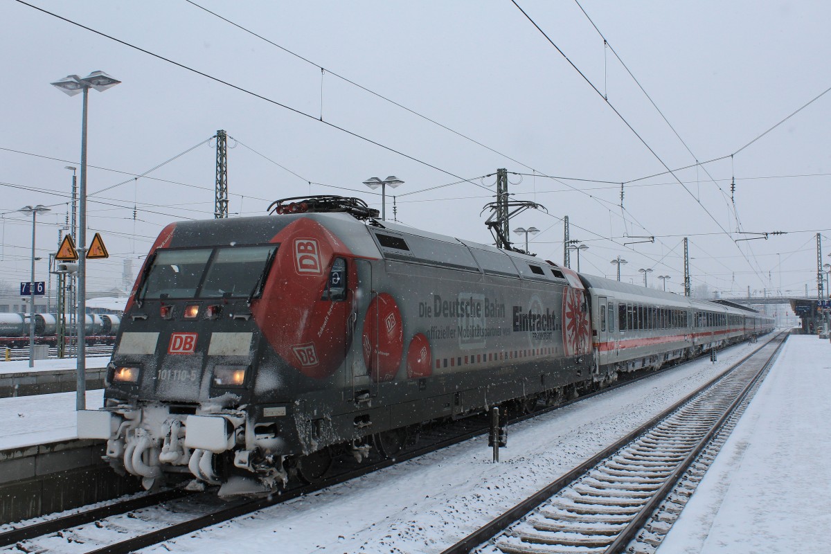 101 110-5 war am 12. Januar 2013 von M�nchen nach Salzburg unterwegs. Hier beim Halt im Bahnhof von Rosenheim.