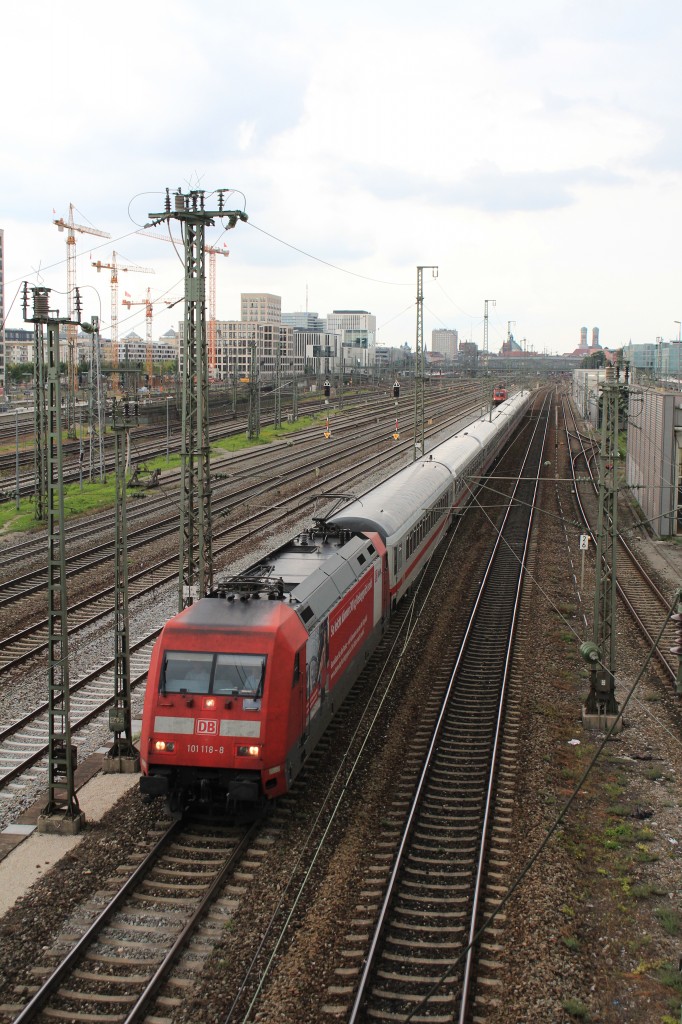 101 118-8 am 28. August 2013 bereits mit neuer Werbung an der Seite bei der Ausfahrt aus dem M�nchner Hauptbahnhof.