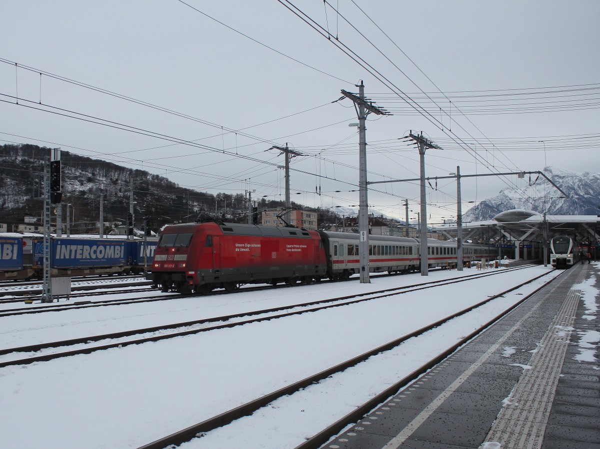 101 121-2 f�hrt am 5. Januar 2015 aus dem Salzburger Hauptbahnhof.