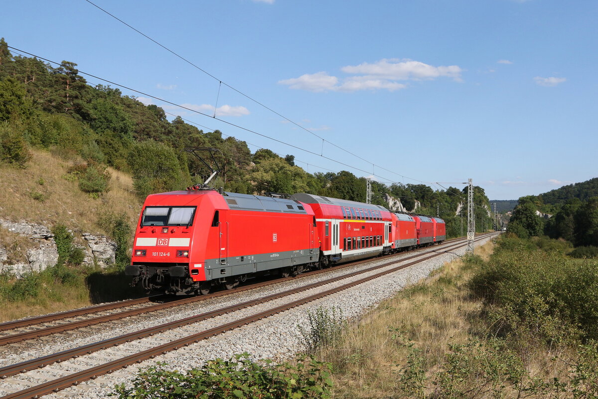 101 124 mit einem Schadwagen und 101 056, 101 xxx und 101 033 am 9. August 2022 bei Hagenacker im Altm�hltal.