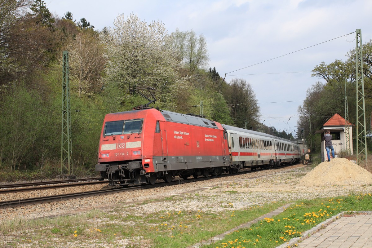 101 134-5 durchf�hrt am 14. April 2014 auf ihrem Weg nach M�nchen den Bahnhof von Assling.
