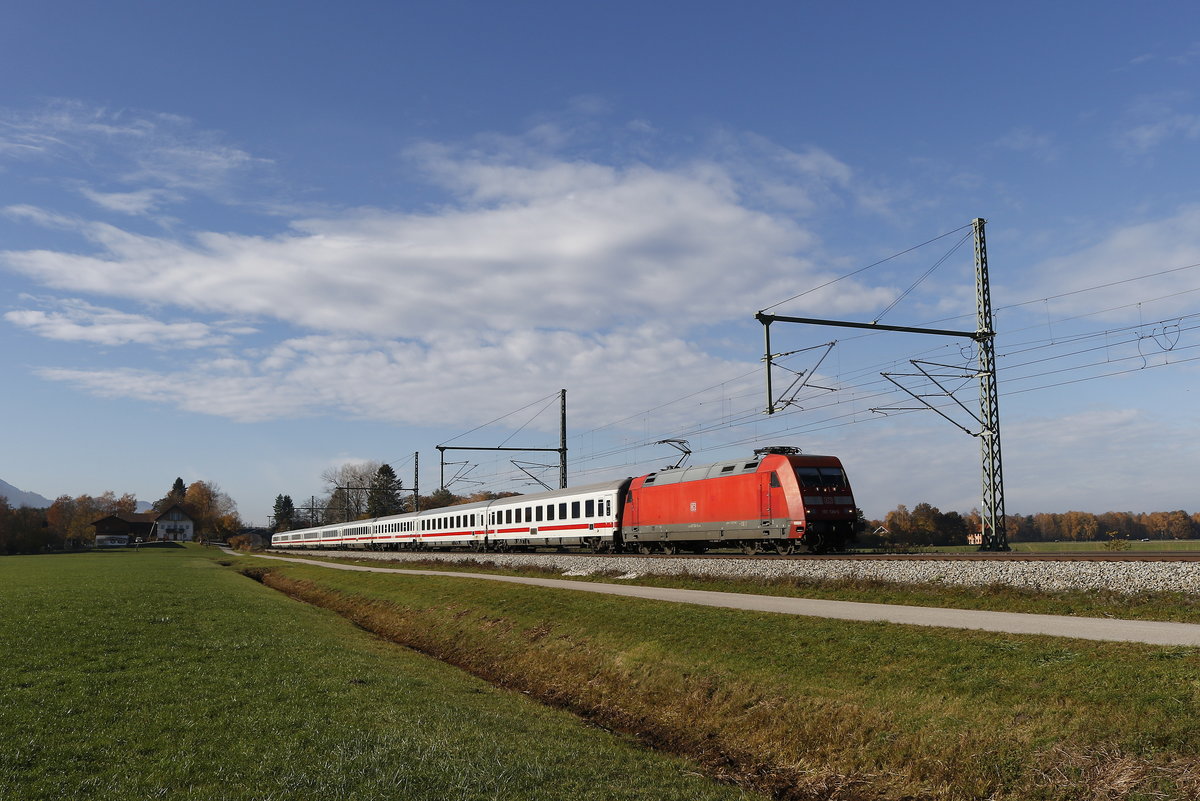 101 136 war am 11. November 2018 bei �bersee mit einem EC in Richtung Salzburg unterwegs.