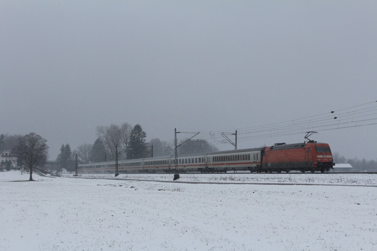 101 139-4 war am 31. M�rz 2013 bei �bersee schiebend in Richtung M�nchen unterwegs.