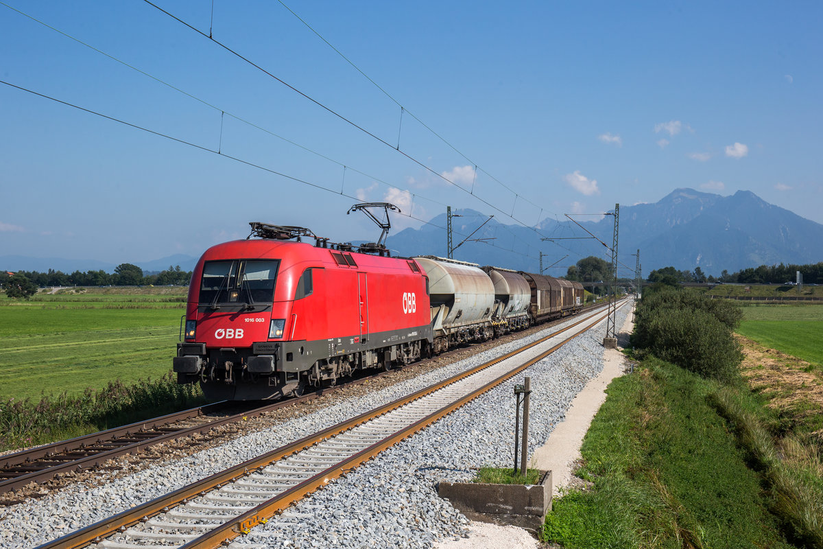 1016 003 mit einem kurzen gemischten G�terzug am 29. August 2017 bei Bernau am Chiemsee.