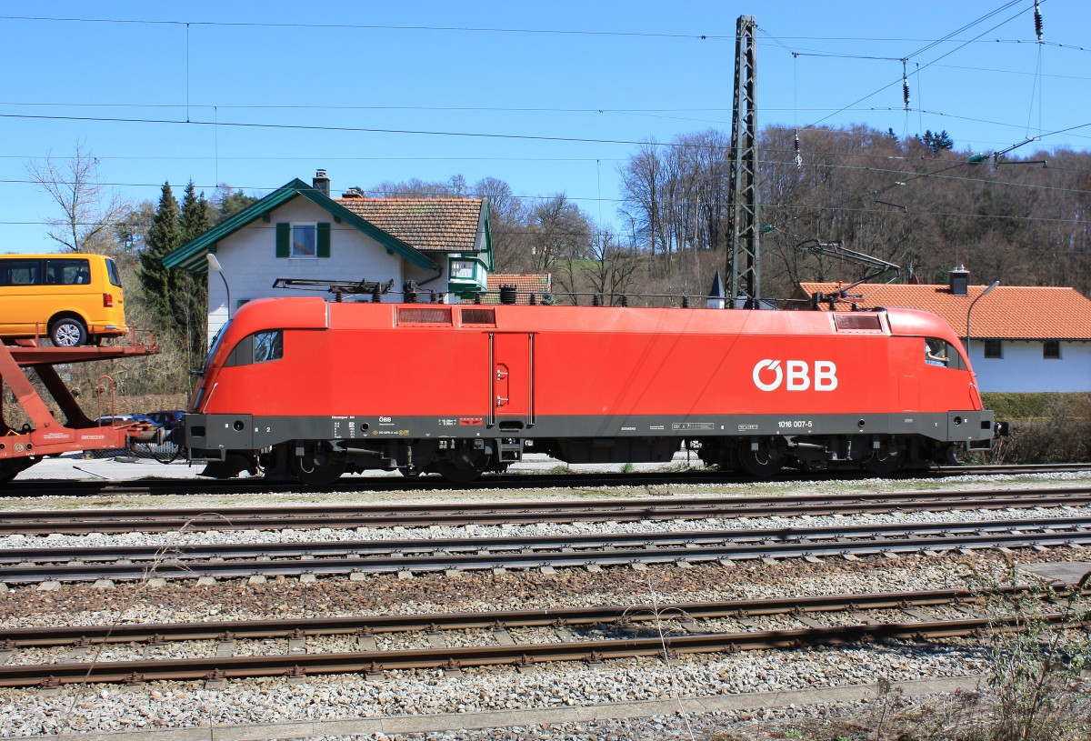 1016 007-5 musste am 15. April 2013 im Bahnhof von Prien am Chiemsee einen Halt zwecks �berholung einlegen.