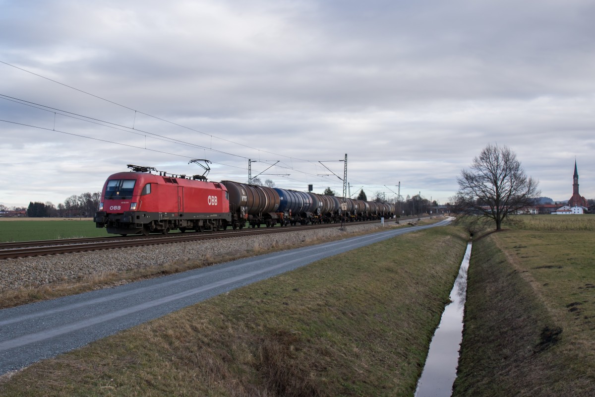 1016 011-9 mit einem Kesselwagenzug aus Salzburg kommend am 6. Januar 2016 bei �bersee am Chiemsee.
