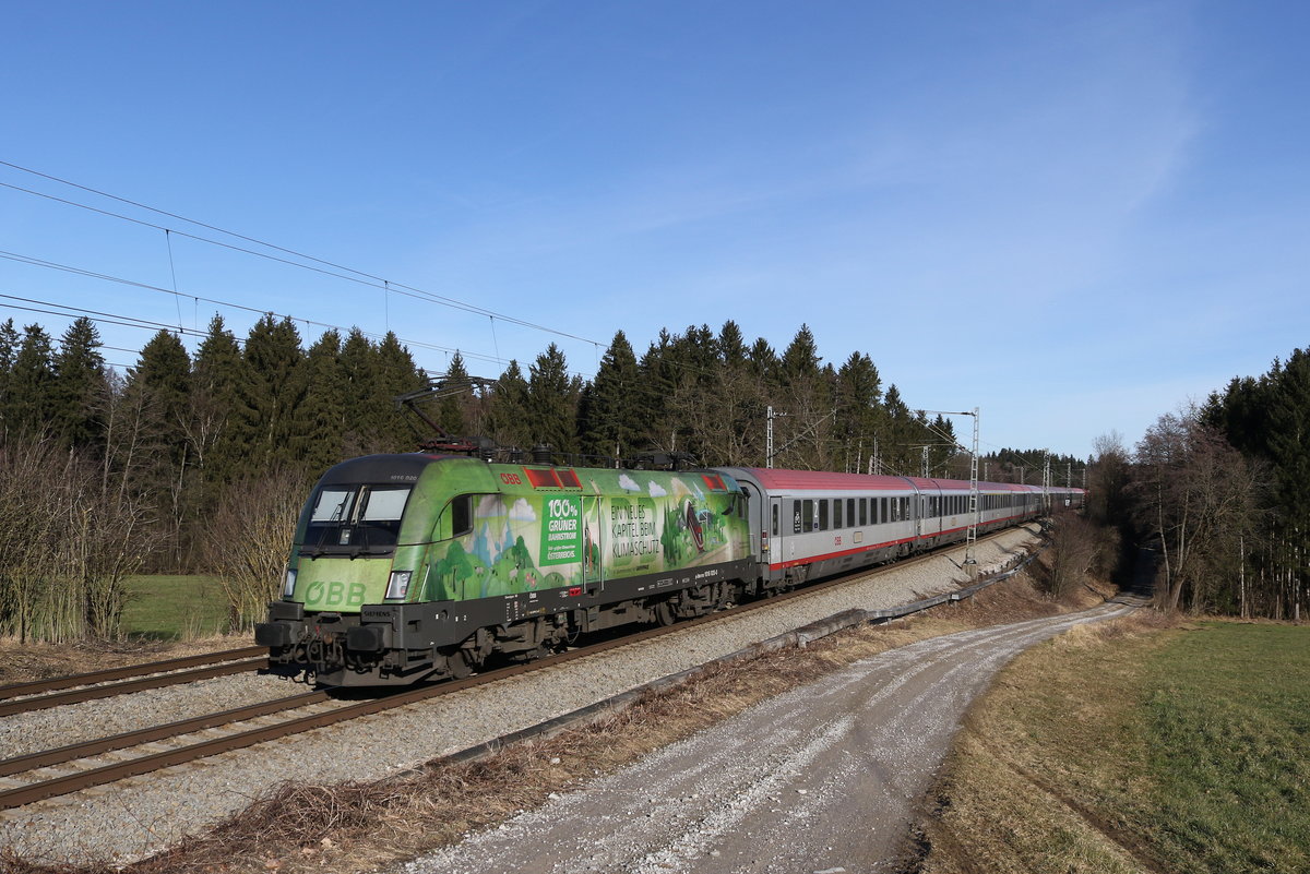 1016 020  Klimaschutz  schob am 14. Januar 2020 bei Grabenst�tt im Chiemgau einen  EC  in Richtung Salzburg.