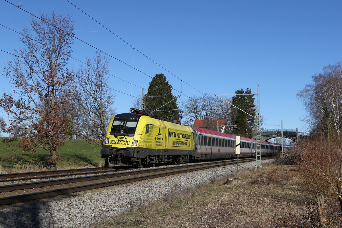 1016 020  Profis am Werk  war am 25. Februar 2024 mit einem  EC  bei �bersee in Richtung M�nchen unterwegs.