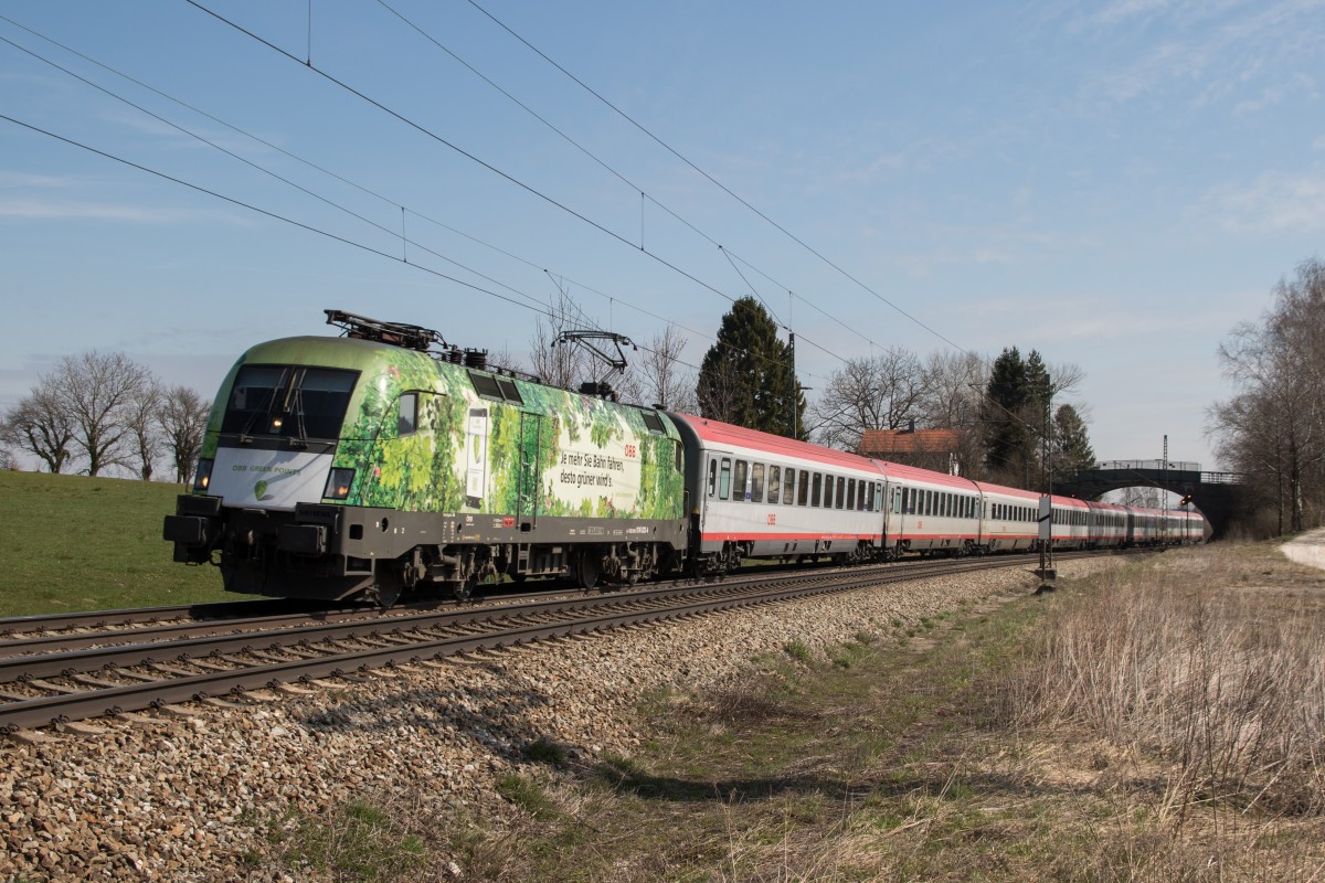 1016 023-4 ist am 8. April 2015 bei �bersee am Chiemsee auf dem Weg nach M�nchen.