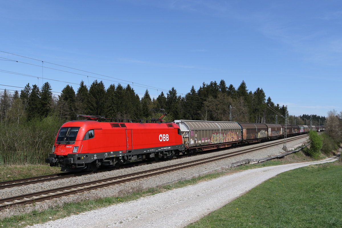 1016 027 war am 15. April 2020 mit einem Schiebewandzug in Richtung M�nchen unterwegs. Aufgenommen bei Grabenst�tt im Chiemgau.