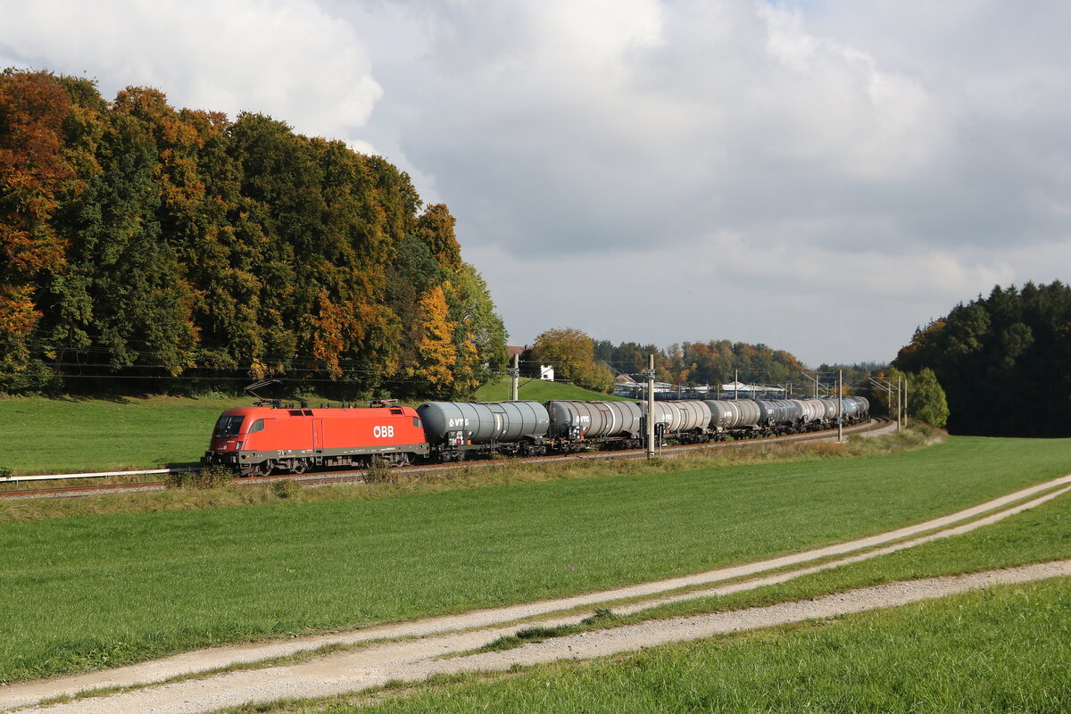 1016 032 mit einem Kesselwagenzug aus Salzburg kommend am 15. Oktober 22025 bei Axdorf.