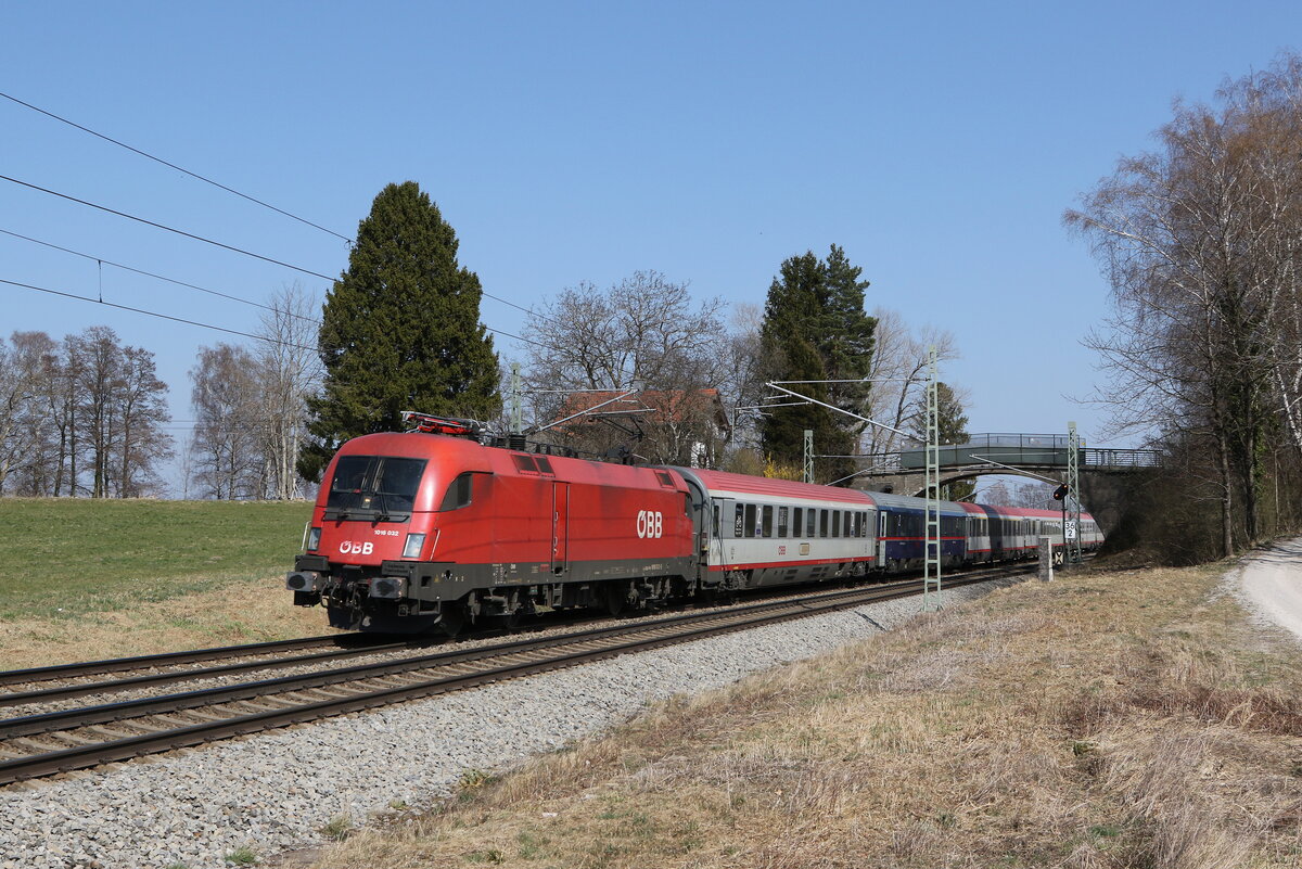 1016 032 war am 28. M�rz 2022 bei �bersee am Chiemsee in Richtung M�nchen unterwegs.