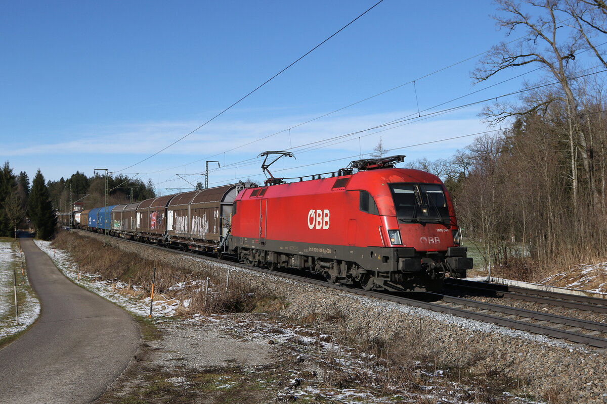 1016 049 mit einem gemischten G�terzug aus M�nchen kommend am 24. Februar 2024 bei Hufschlag/Traunstein.