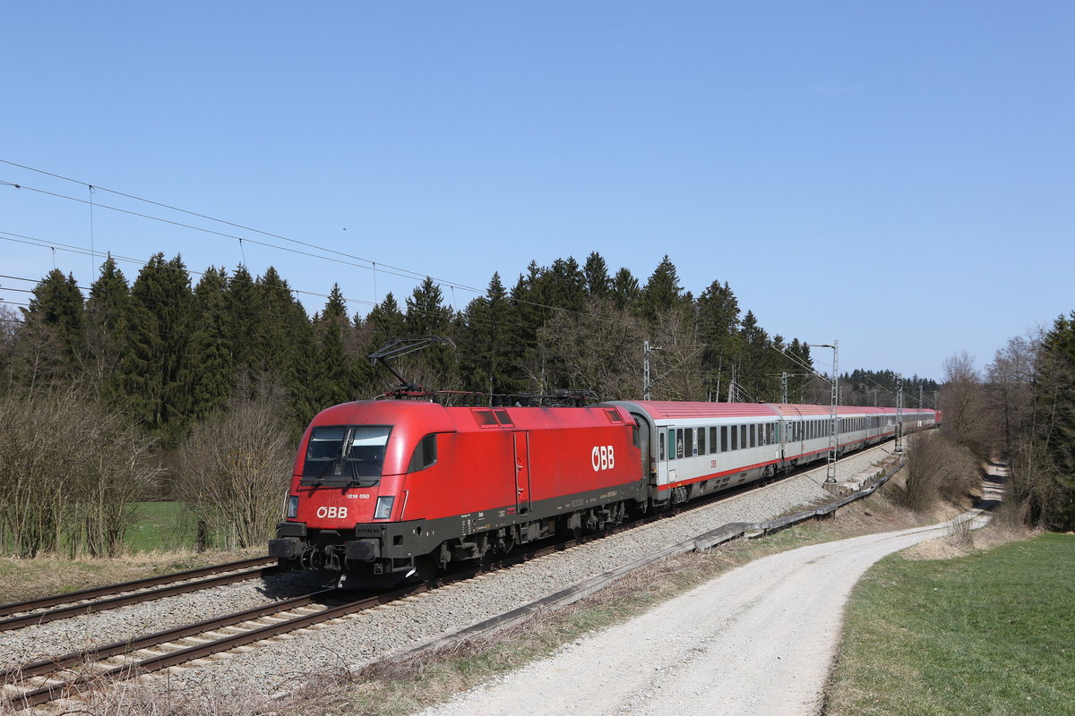 1016 050 schiebend in Richtung Ssalzburg am  EC 113  am 1. April 2021 bei Grabenst�tt.