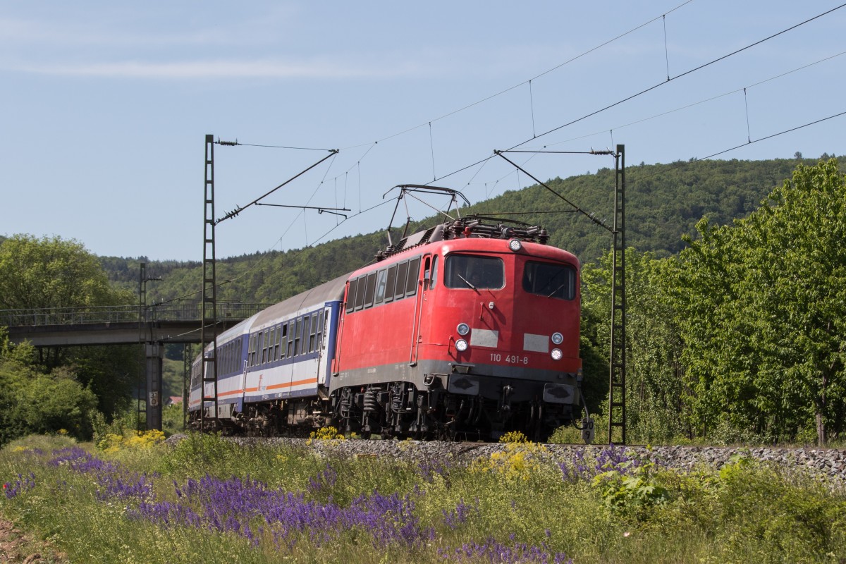 110 491-8 ist am 15. Mai 2015 bei Harrbach in Richtung W�rzburg unterwegs.