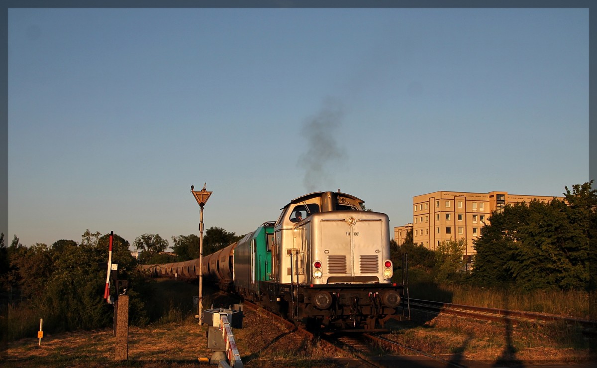 111 001 und 185 633 der Captrain/ITL bei einer Rangierfahrt in Richtung Güterbahnhof-Neubrandenburg am 11.06.2015