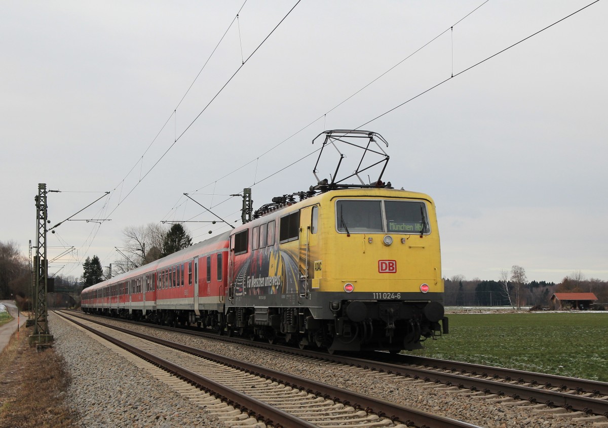 111 024-6 schiebt am 7. Dezember 2012 diesen RE von Salzburg nach M�nchen, hier bei �bersee am Chiemsee.