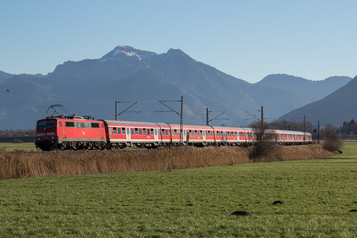 111 031-1 am Zugende eines  Fl�chtlingzuges  auf dem Weg nach Freilassing am 5. Dezember 2015 bei Bernau am Chiemsee.