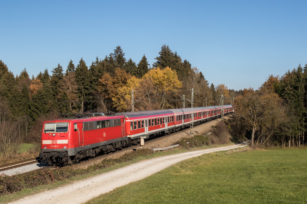 111 035-2 schiebt am 5. November 2015 bei Grabenst�tt einen leeren Sonderzug nach Freilassing.