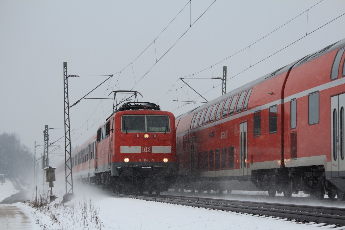 111 046-9 begegnet am 31. M�rz 2013 dem Gegenzug in Richtung M�nchen bei �bersee am Chiemsee.