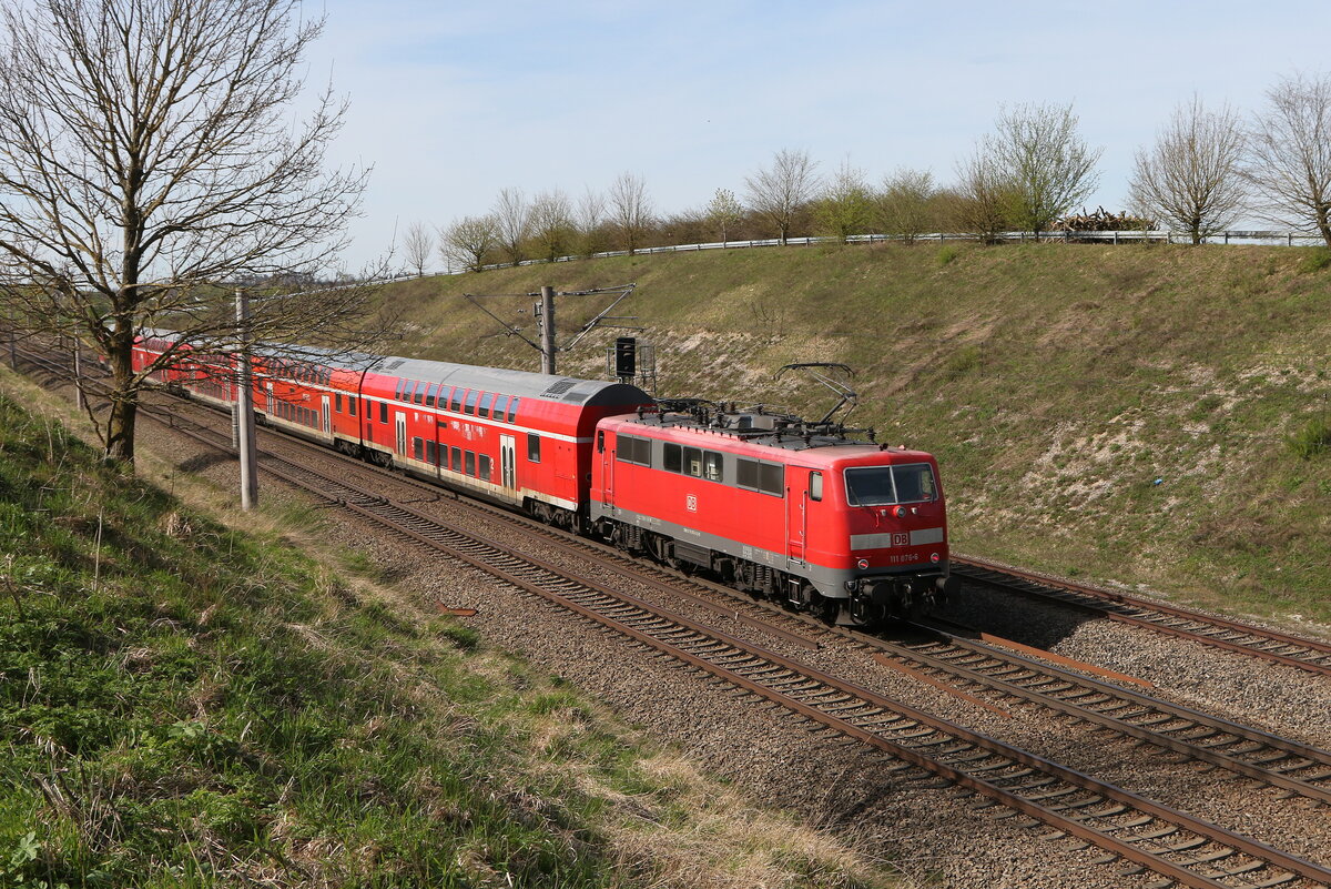 111 076 war am 6. April 2024 bei Vierkirchen schiebend auf dem Weg nach M�nchen.
