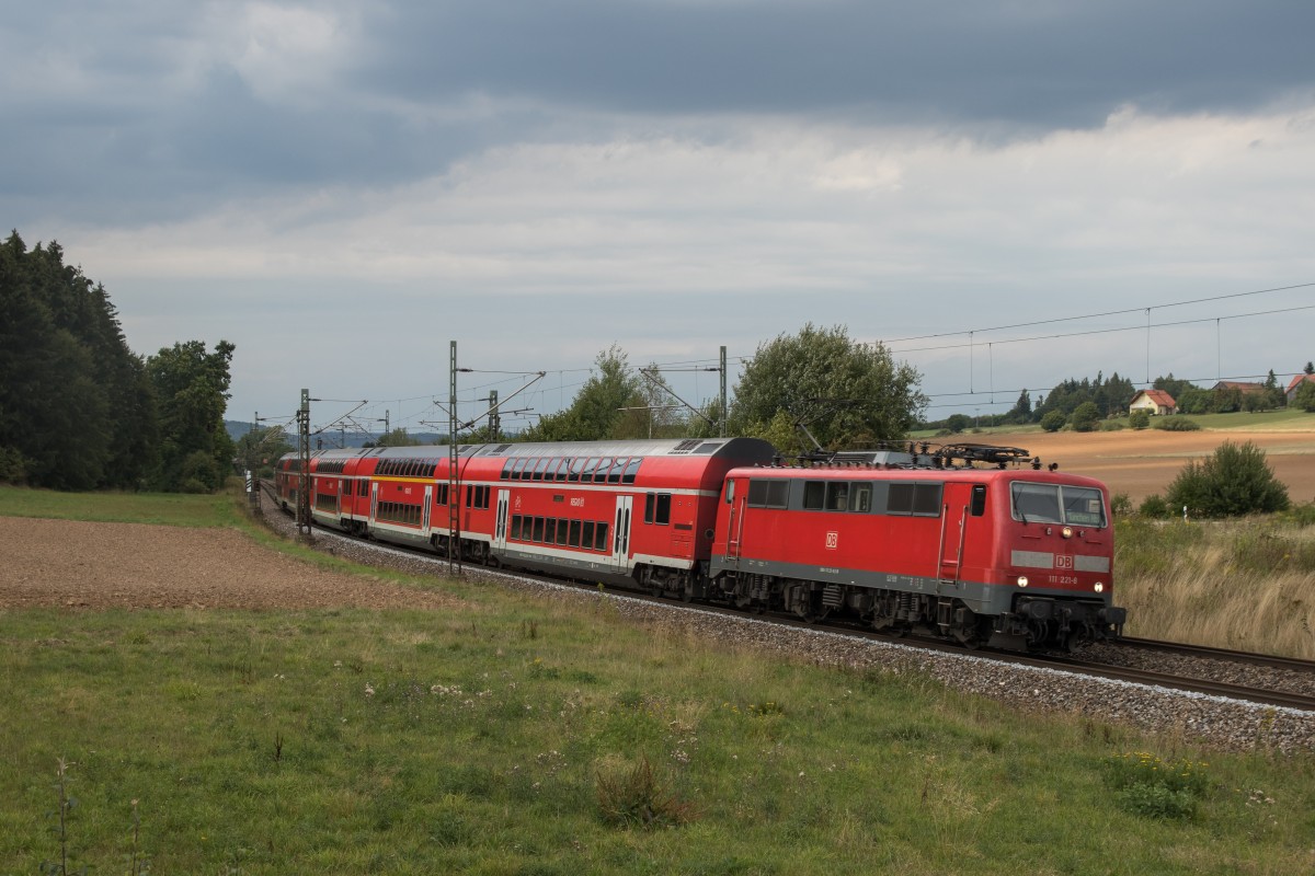 111 121-8 mit einem Regionalzug am 28. August 2015 bei Sinngr�n.