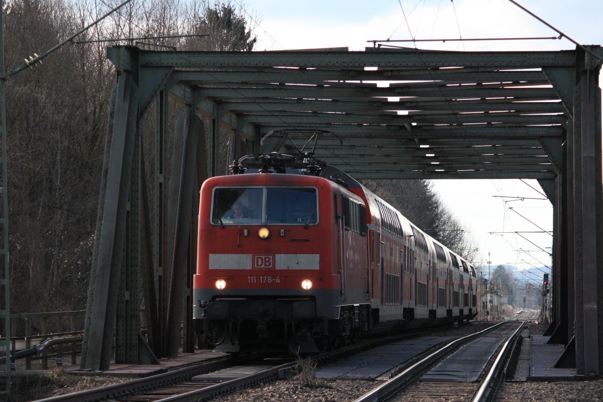 111 176-4 �berf�hrt soeben die Br�cke �ber die Tiroler Ache bei �bersee. Aufgenommen am 10. M�rz 2013.
