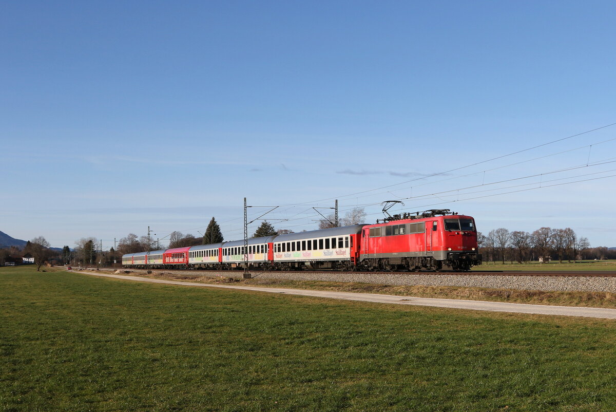 111 216 mit dem  Sn�lltarget-Skizug  auf dem Weg nach Salzburg am 14. Januar 2023 bei �bersee am Chiemsee.