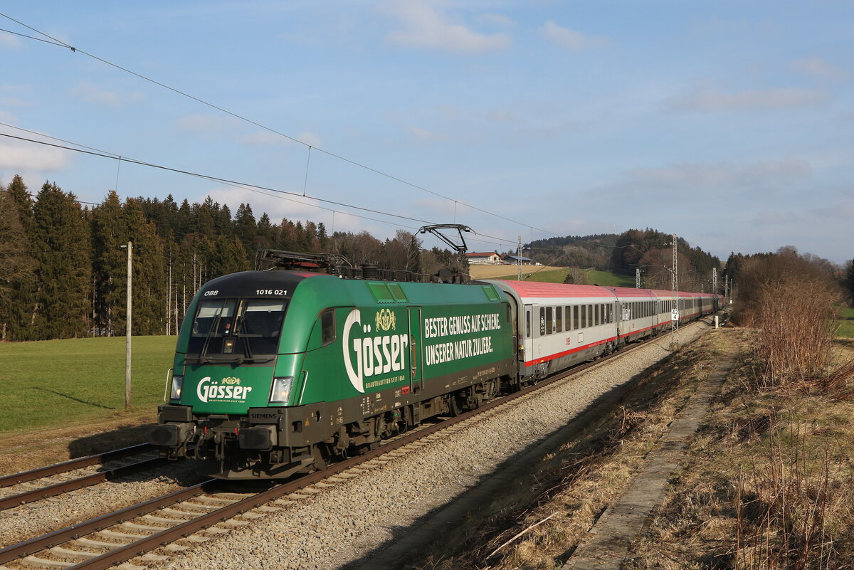 1116 021  G�sser-Bier  mit dem EC 112 aus Salzburg kommend am 12. Februar 2023 bei H�tt im Chiemgau. Aufgrund eines belegten Gleises in �bersee fuhr der Zug auf dem Gegengleis.