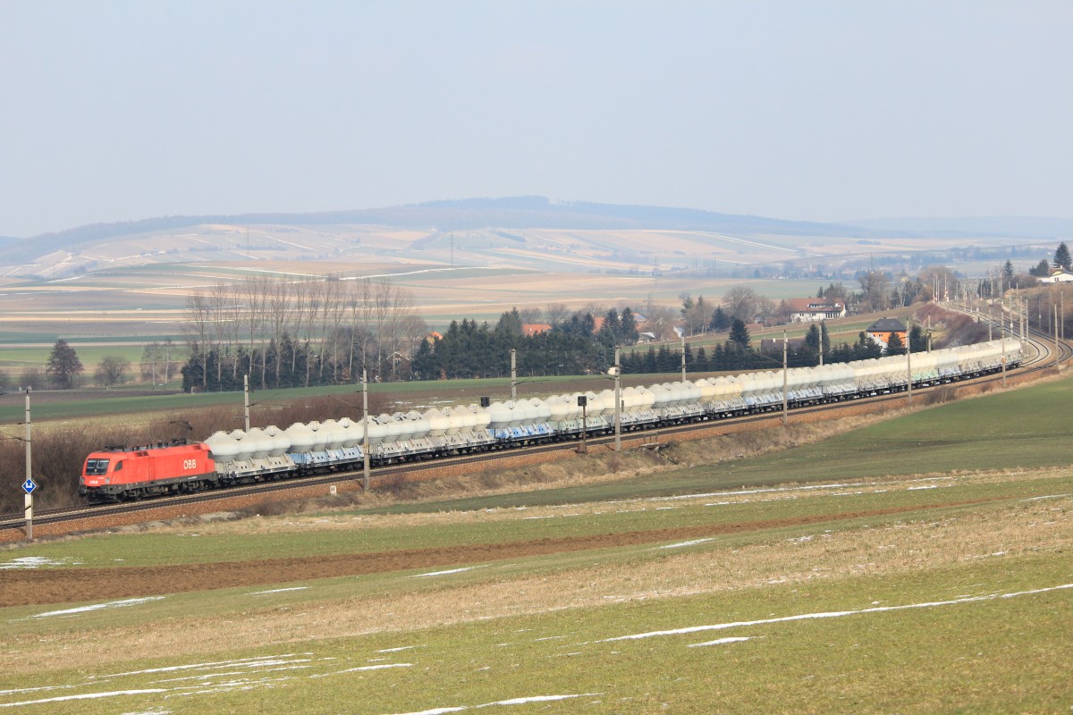 1116 027-2 am 16. M�rz 2013 mit einem Staubsilo-Wagenzug bei Neulengbach.