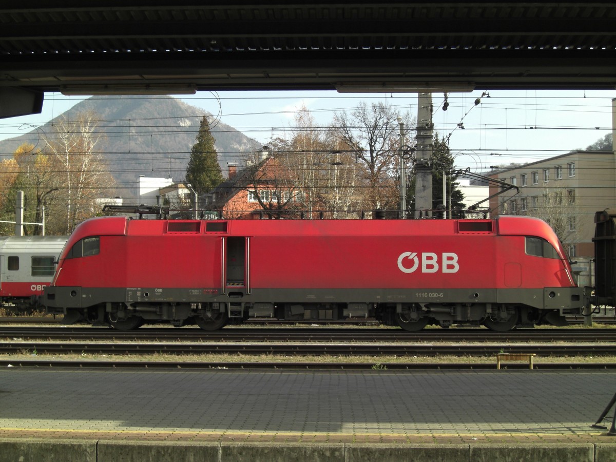 1116 030-6 mit offener T�r am 21. November 2009 im Salzburger Hauptbahnhof.