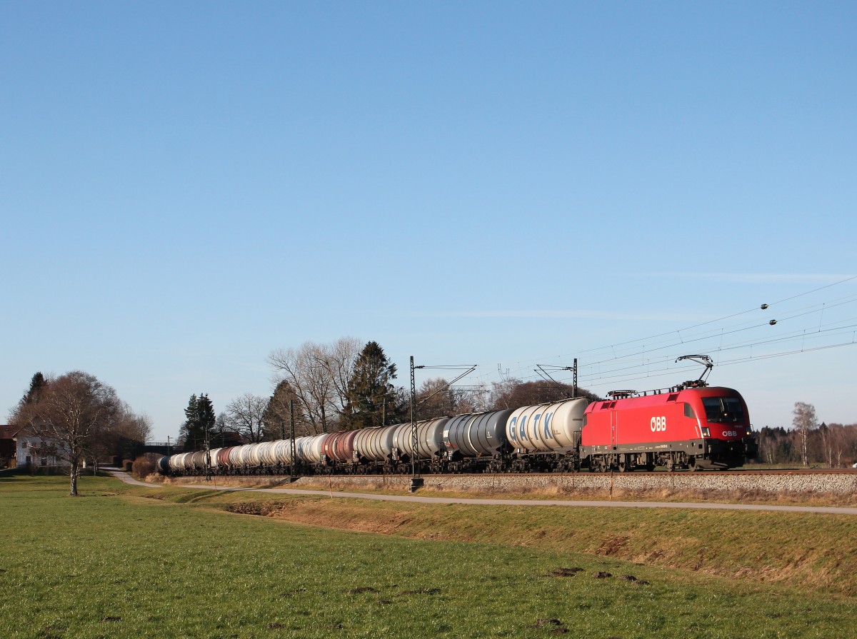 1116 030-8 mit einem Kesselwagenzug aus M�nchen kommend bei �bersee.