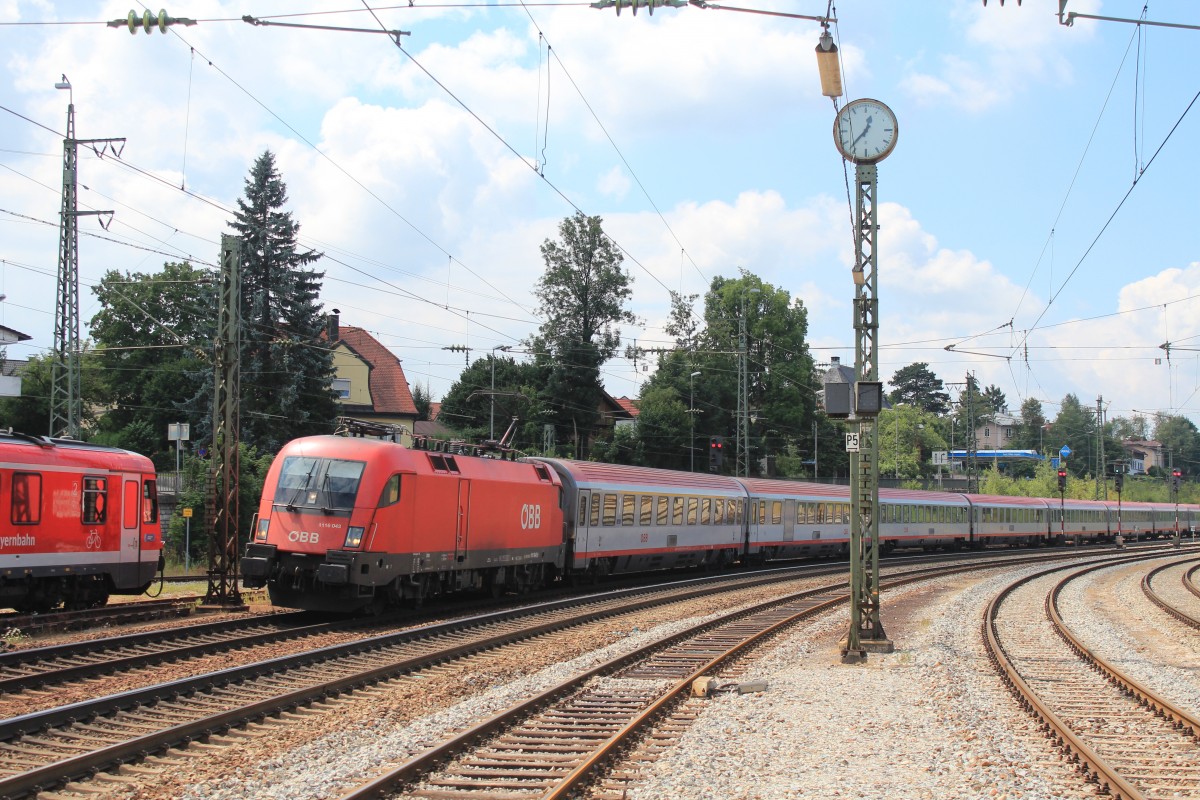 1116 043-9 am 10. August 2013 bei der Einfahrt in den Bahnhof von Traunstein.