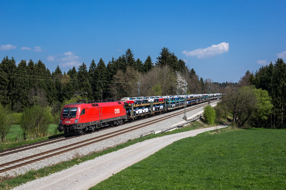 1116 043 mit einem Autozug aus Salzburg kommend am 9. April 2017 bei Grabenst�tt/Oberbayern.