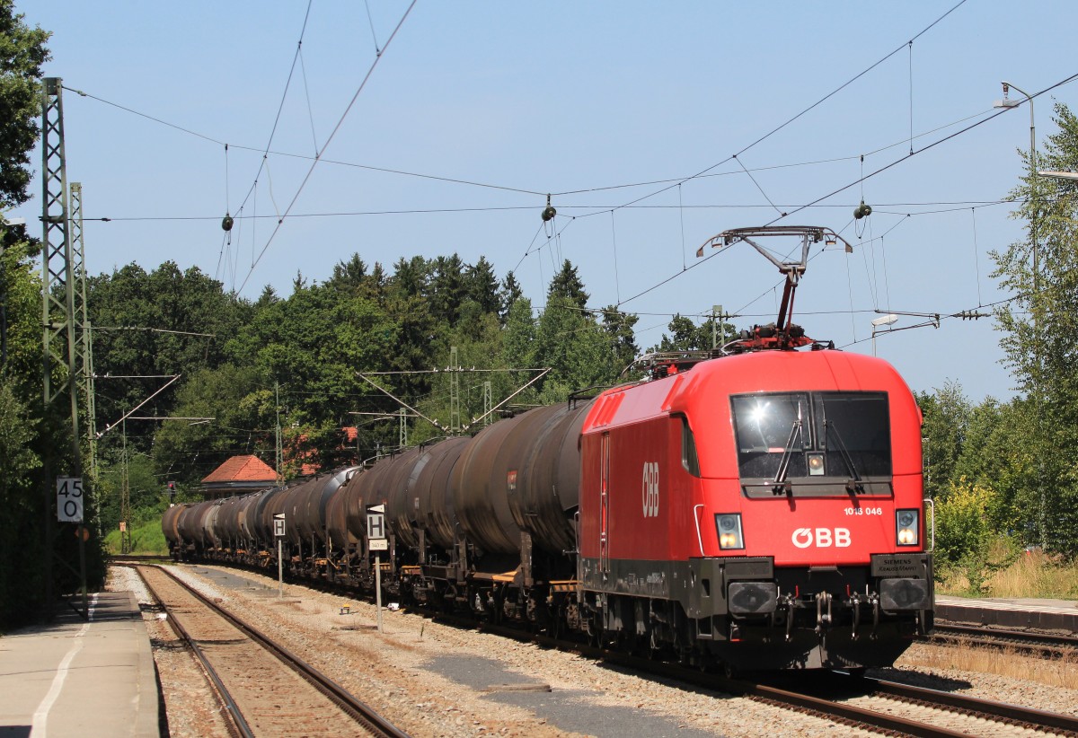 1116 046-5 mit einem Kesselzug am 5. August 2013 bei durchfahrend es Bahnhofs von Assling.