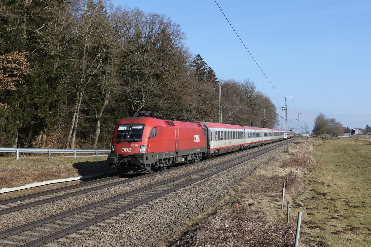 1116 053 war am 20. Februar 2025 bei Hufschlag mit einem  EC  in Richtung M�nchen unterwegs.