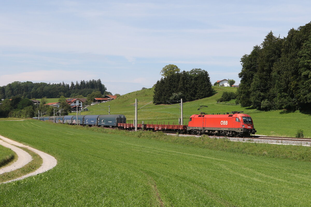 1116 066 war am 7. August 2024 mit einem gemischten G�terzug bei Axdorf in Richtung Salzburg unterwegs.