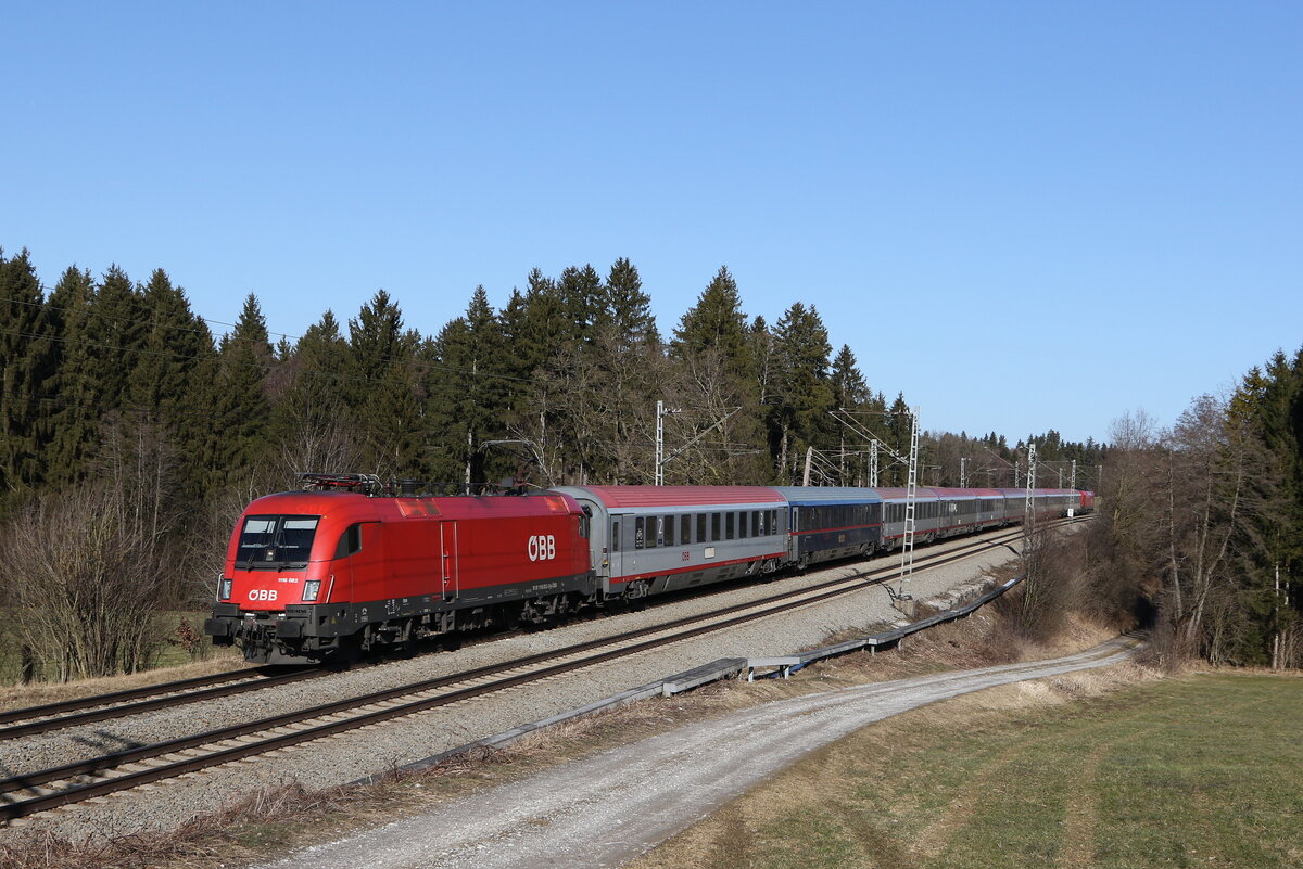 1116 082 mit dem  EC 112  aus Salzburg kommend am 14. Februar 2022 bei Grabenst�tt im Chiemgau.