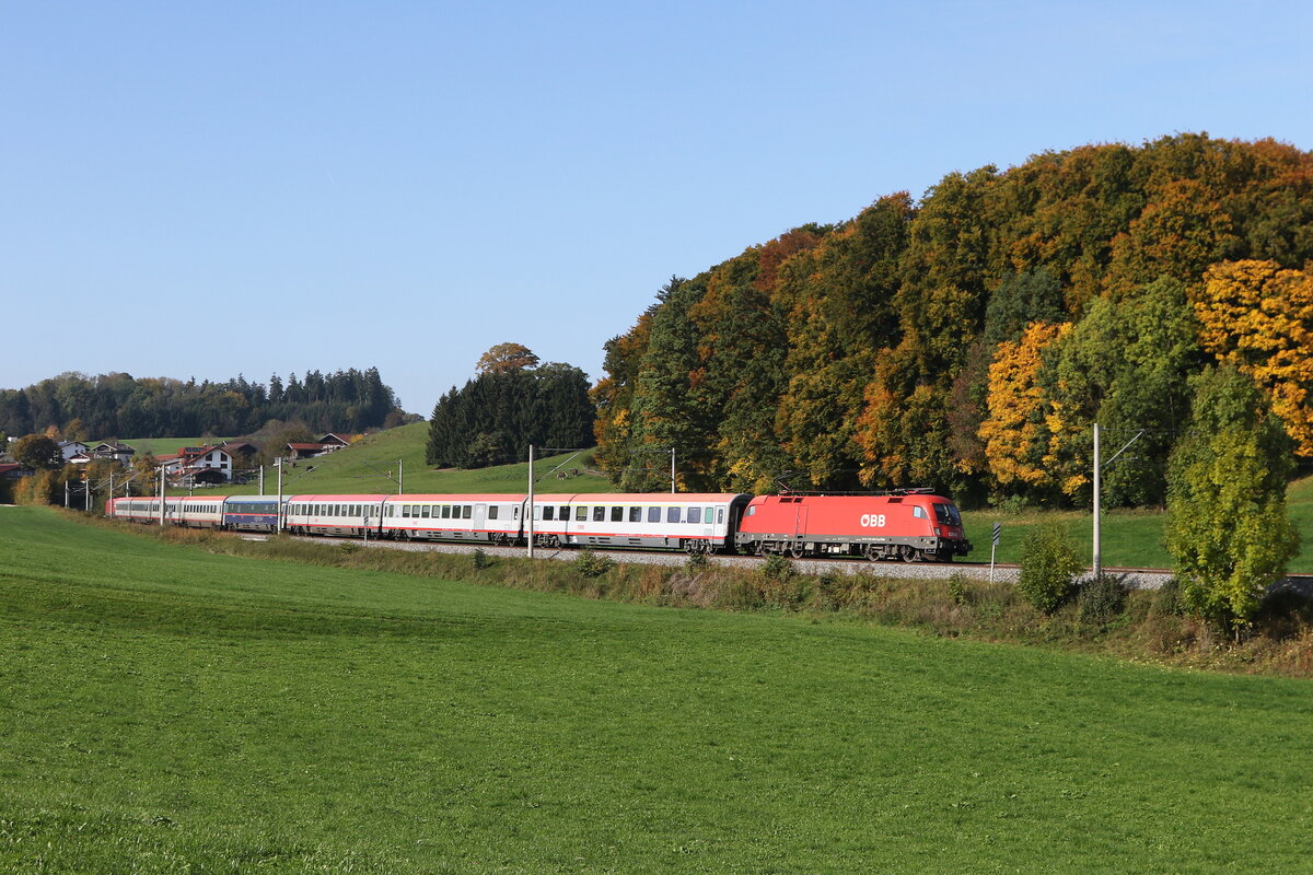 1116 082 mit einem  EC  aus M�nchen kommend am 15. Oktober 2025 bei Axdorf im Chiemgau.