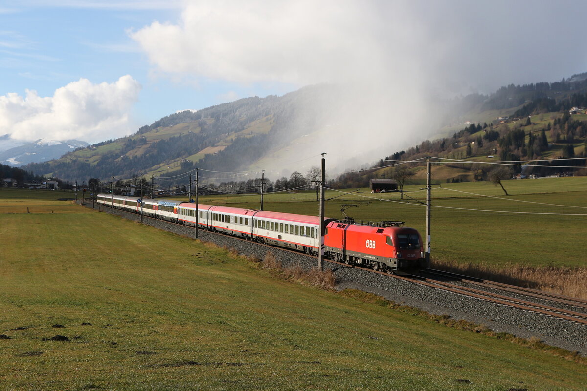 1116 084 war am 18. November 2025 mit dem  Transalpin  bei Kirchberg in Tirol auf dem Weg nach Klagenfurt.
