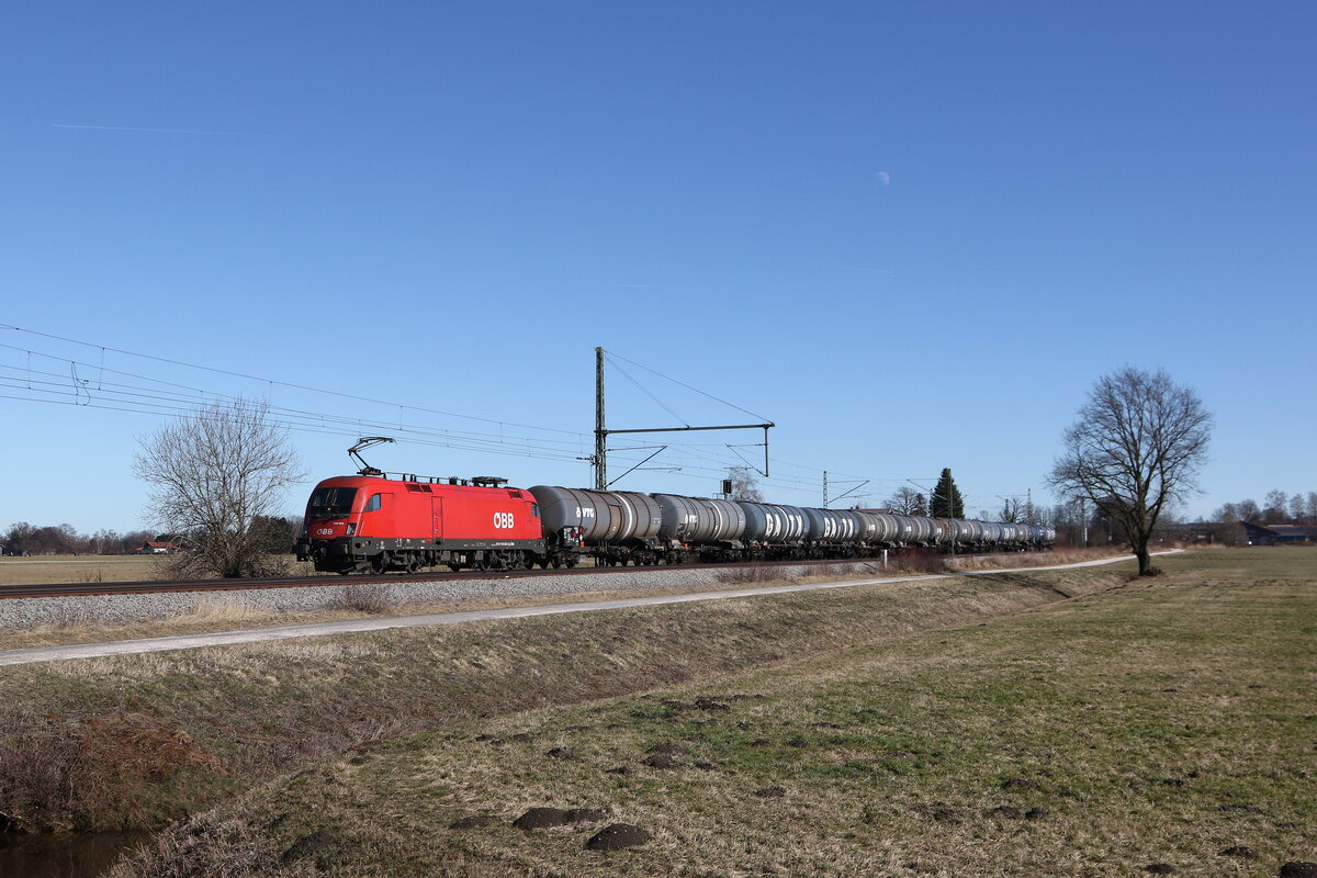 1116 093 mit einem Kesselwagenzug aus Salzburg kommend am 25. Februar 2026 bei �bersee am Chiemsee.