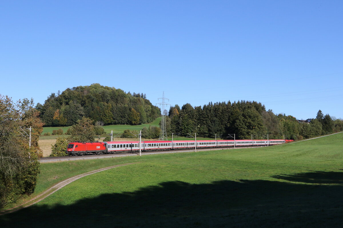 1116 095 war am 9. Oktober 2024 mit einem  EC  bei Axdorf auf dem Weg nach M�nchen.
