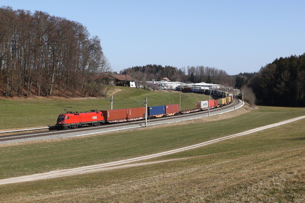 1116 103 mit einem Containerzug aus Salzburg kommend am 7. M�rz 2025 bei Axdorf im Chiemgau.